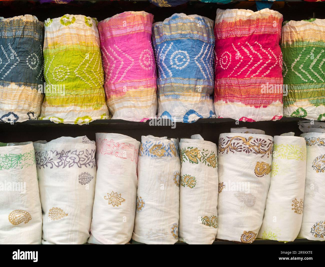 Bunte indische Damentücher stapeln sich im Großhandel in Indien Stockfoto