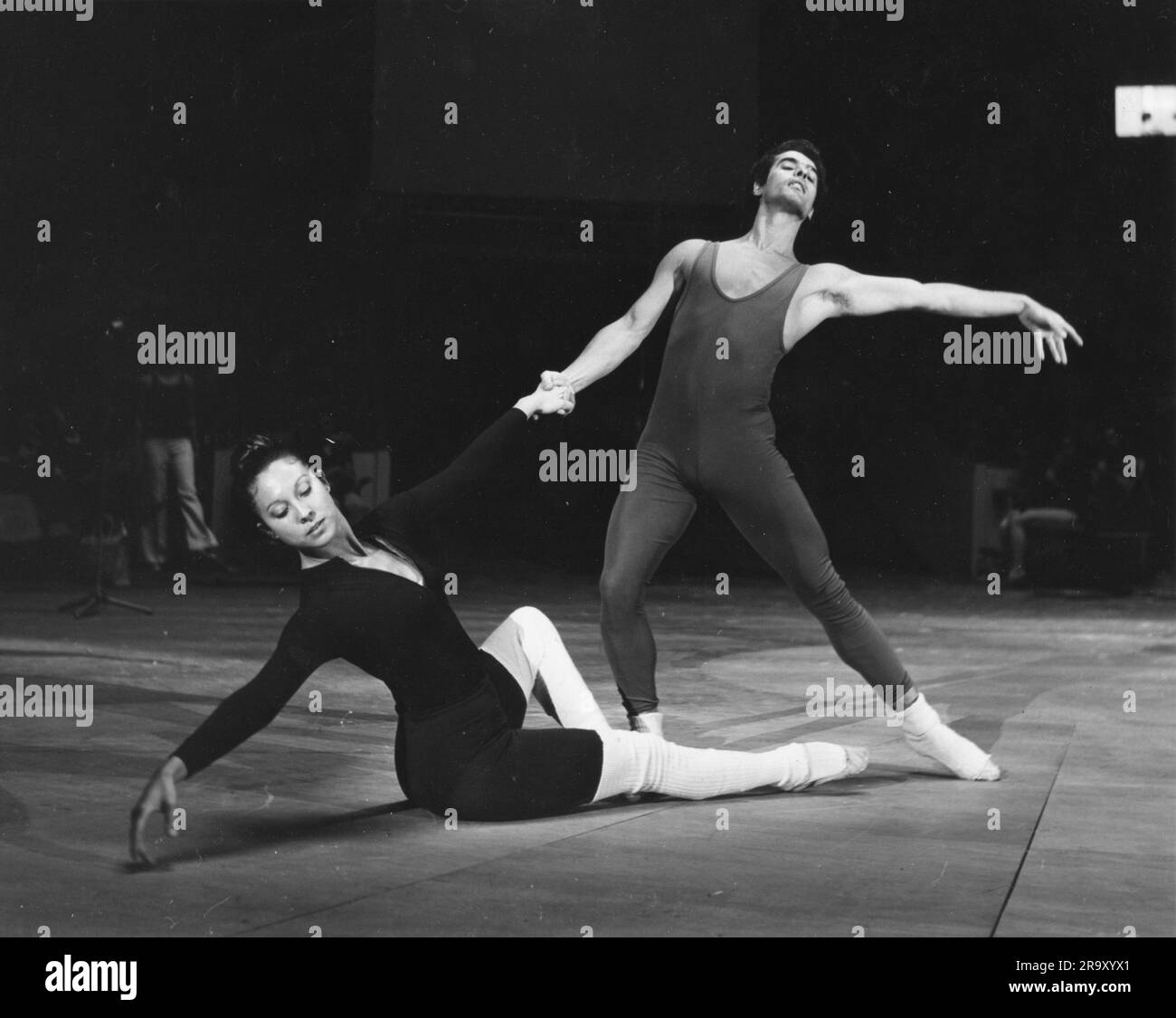 Tanz, Ballett, Training, Tanzpaar während einer Übung, 1950er, ZUSÄTZLICHE-RECHTE-FREIGABE-INFO-NICHT-VERFÜGBAR Stockfoto