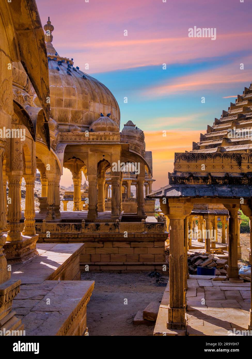 Bada Bagh oder Barabag, berühmte touristische Begeisterung aufgrund der Cenotaphs der Könige aus Rajasthan Stockfoto