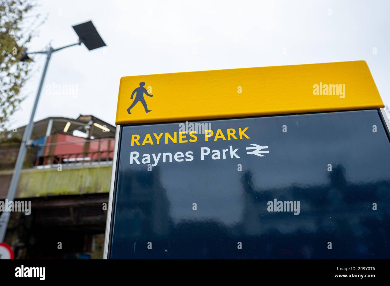LONDON - MÄRZ 2023: Raynes Park Station Plattform, ein Bahnhof in der Nähe von Wimbledon in SW20 South West london Stockfoto
