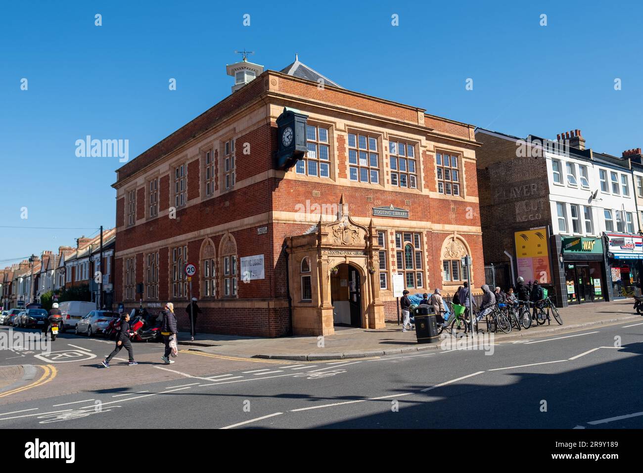 LONDON - APRIL 2023: Tooting Library an der Mitcham Road, im Südwesten Londons Stockfoto