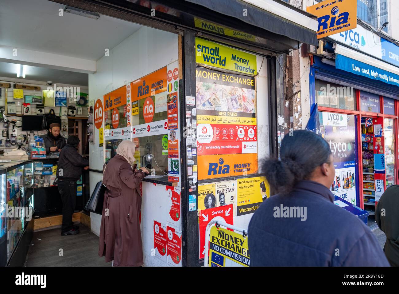LONDON – APRIL 2023: High Street Shop in Tooting mit vielen Überweisungsdiensten, darunter Ria, Small World, Western Union, MoneyGram Stockfoto