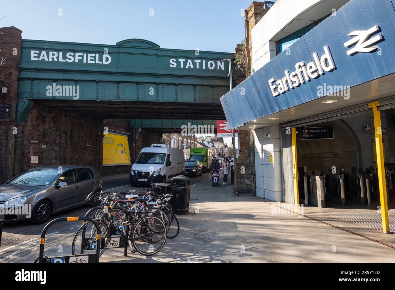 LONDON - APRIL 2023: Earlsfield Station in Garratt Lane im Südwesten von London Stockfoto