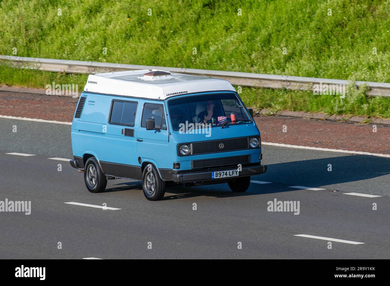 1985 50s Fifties Leisuretime Volkswagen Transporter 78Ps Blue LCV Minibus Benzinmotor 1915 cm3 mit hoher Geschwindigkeit auf der Autobahn M6 in Greater Manchester, Großbritannien Stockfoto