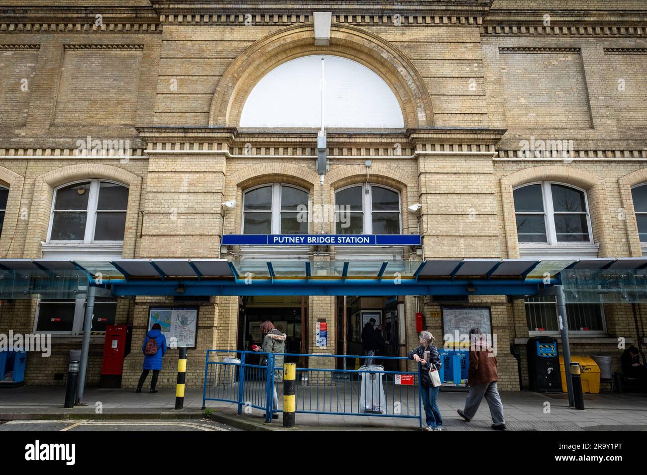 LONDON - APRIL 2023: Putney Bridge U-Bahnstation, SW6 South West London. District Line Station in Fulham Stockfoto