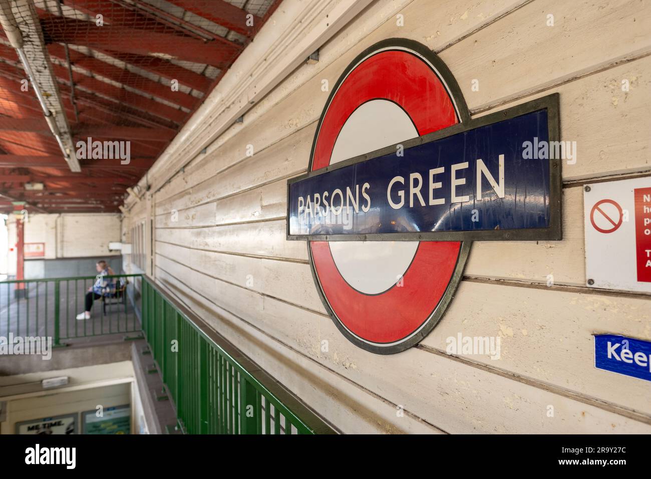 LONDON - APRIL 2023: Parsons Green U-Bahn-Station Logo auf Plattform - District Line Station in SW6 South West London Stockfoto