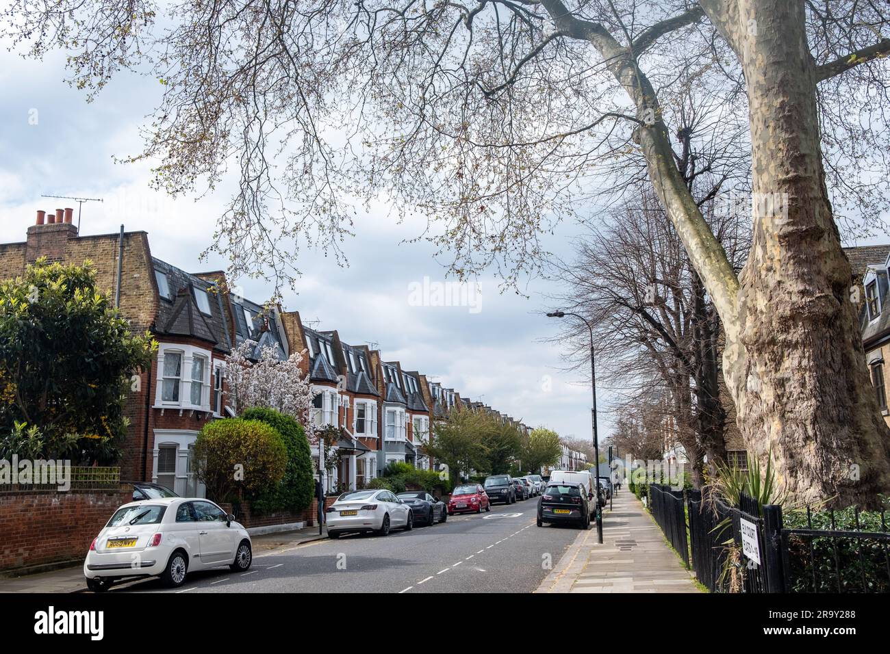LONDON - APRIL 2023: Straße mit typischen terrassenförmigen Häusern in Fulham, abseits der Fulham Palace Road im Jahr SW6 Stockfoto