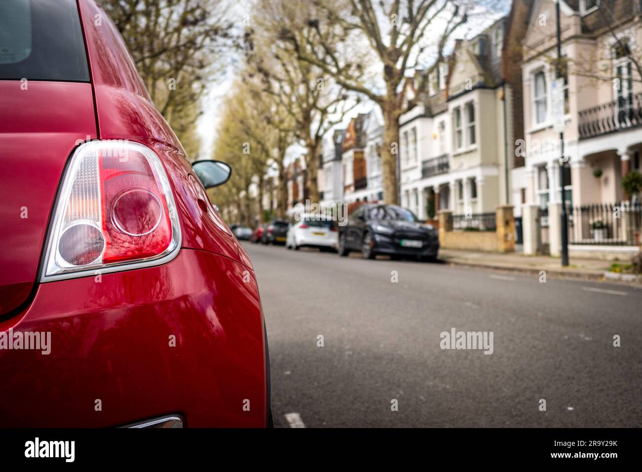 London - Auto parkt auf einer Straße mit Reihenhäusern in Fulham, Südwest-London Stockfoto