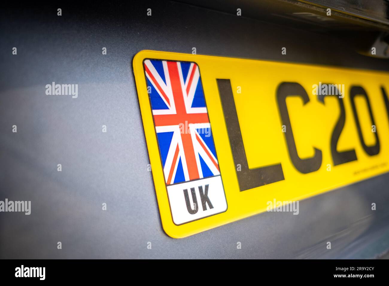 LONDON-MAI, 2023: Unionsflagge auf einem britischen Kfz-Kennzeichen mit Schriftzug UK-Vereinigtes Königreich Stockfoto