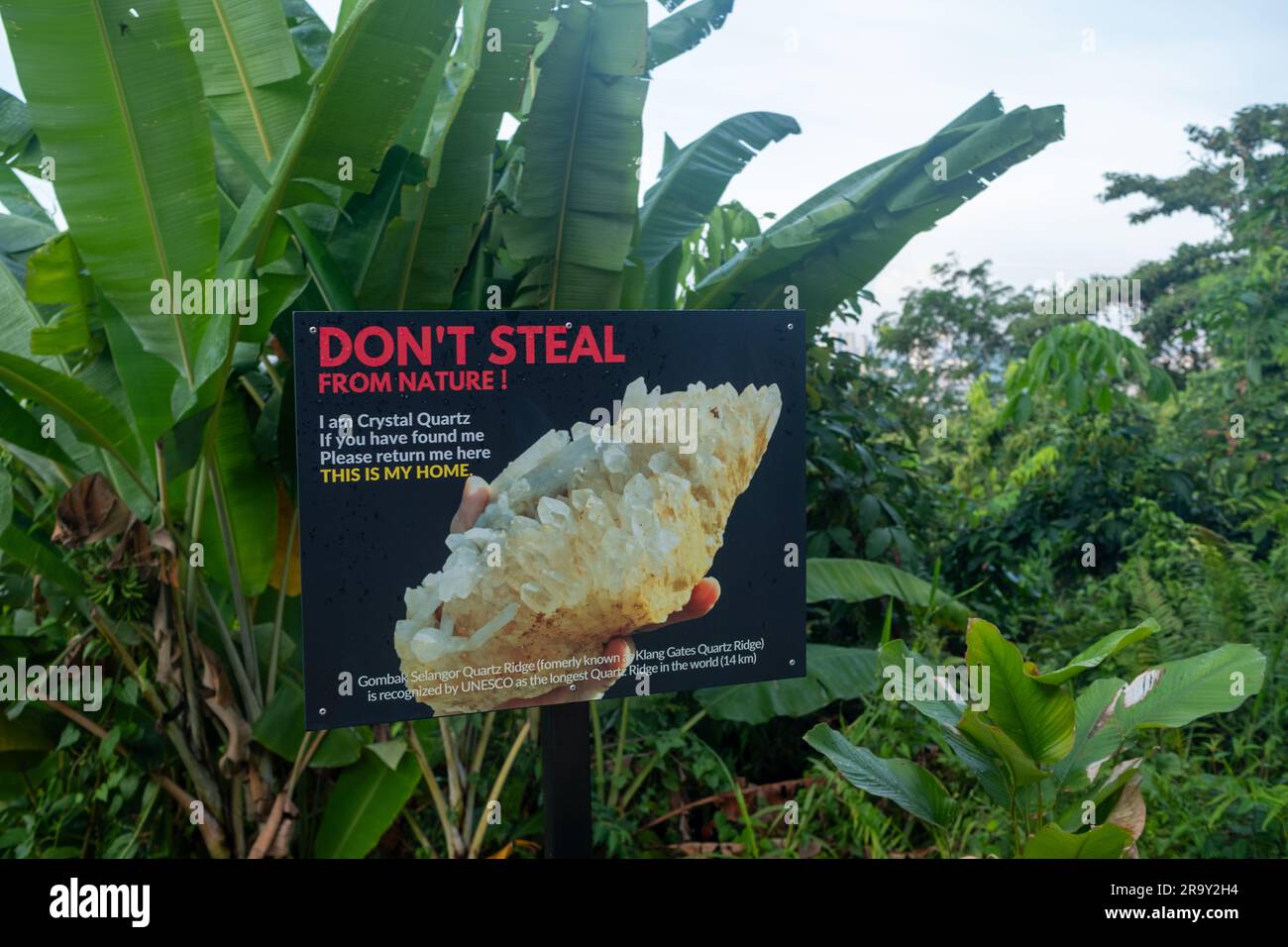 Kuala Lumpur- Malaysia- Mai 2023: Unterschreiben Sie A, um Besucher zu informieren, den Kristallquarz nicht von einem Wanderweg in der Nähe des Klang Gates Dam in Melawati zu nehmen Stockfoto