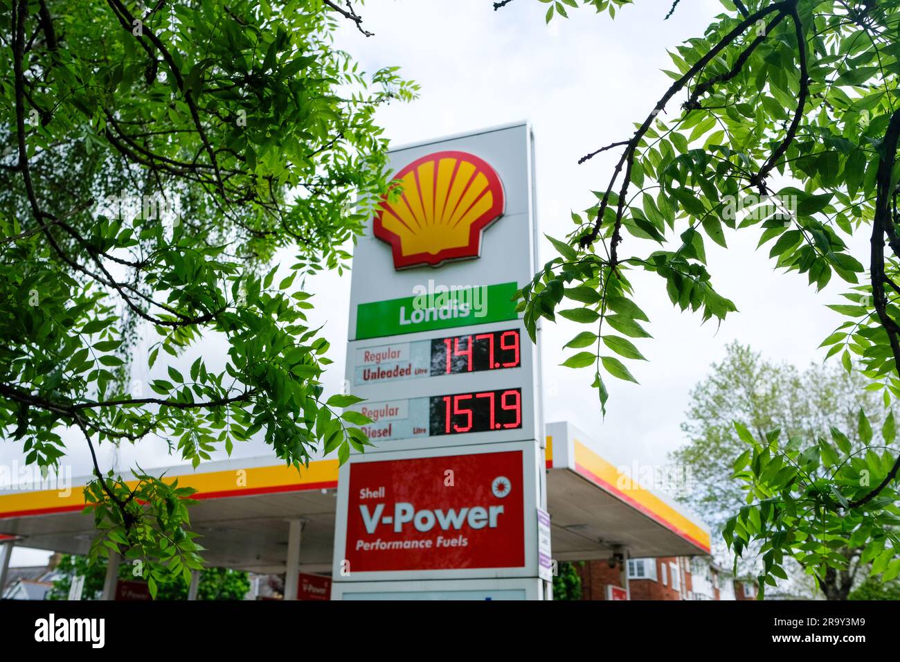 London – Mai 2023: Schild mit Tankstelle für Shell mit Londis-Supermarkt und Kraftstoffpreisen, Acton, West-London Stockfoto