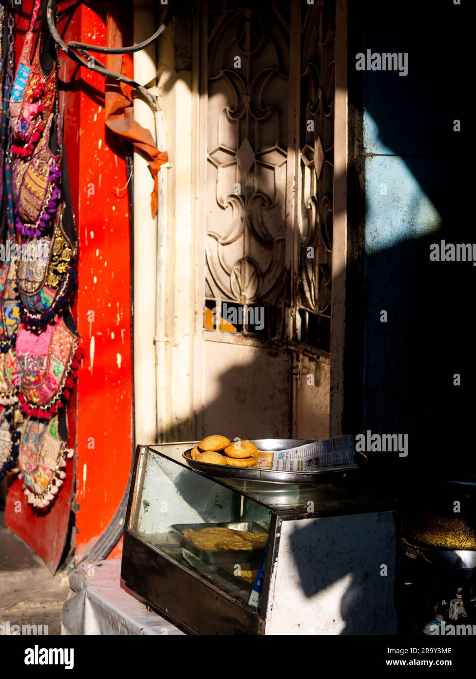 Udaipur, Indien - 29. Dezember 2022: Indischer Imbiss zum Frühstück, der in Rajasthan, genannt Kachori, sehr gegessen wird. Stockfoto