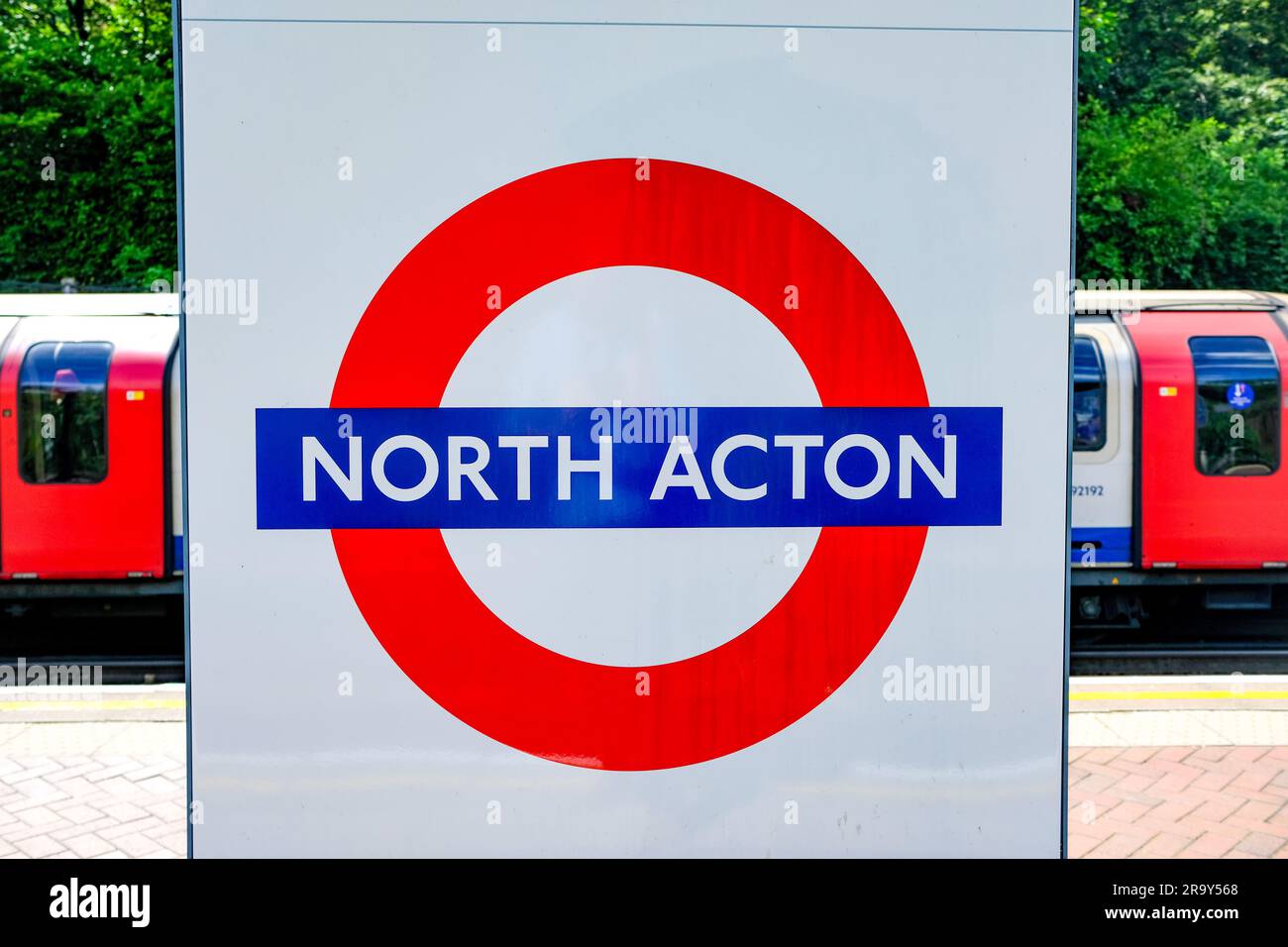 London - Mai 2023: North Acton U-Bahn-Station, eine Piccadilly Line Station im Ealing-Gebiet im Westen Londons Stockfoto
