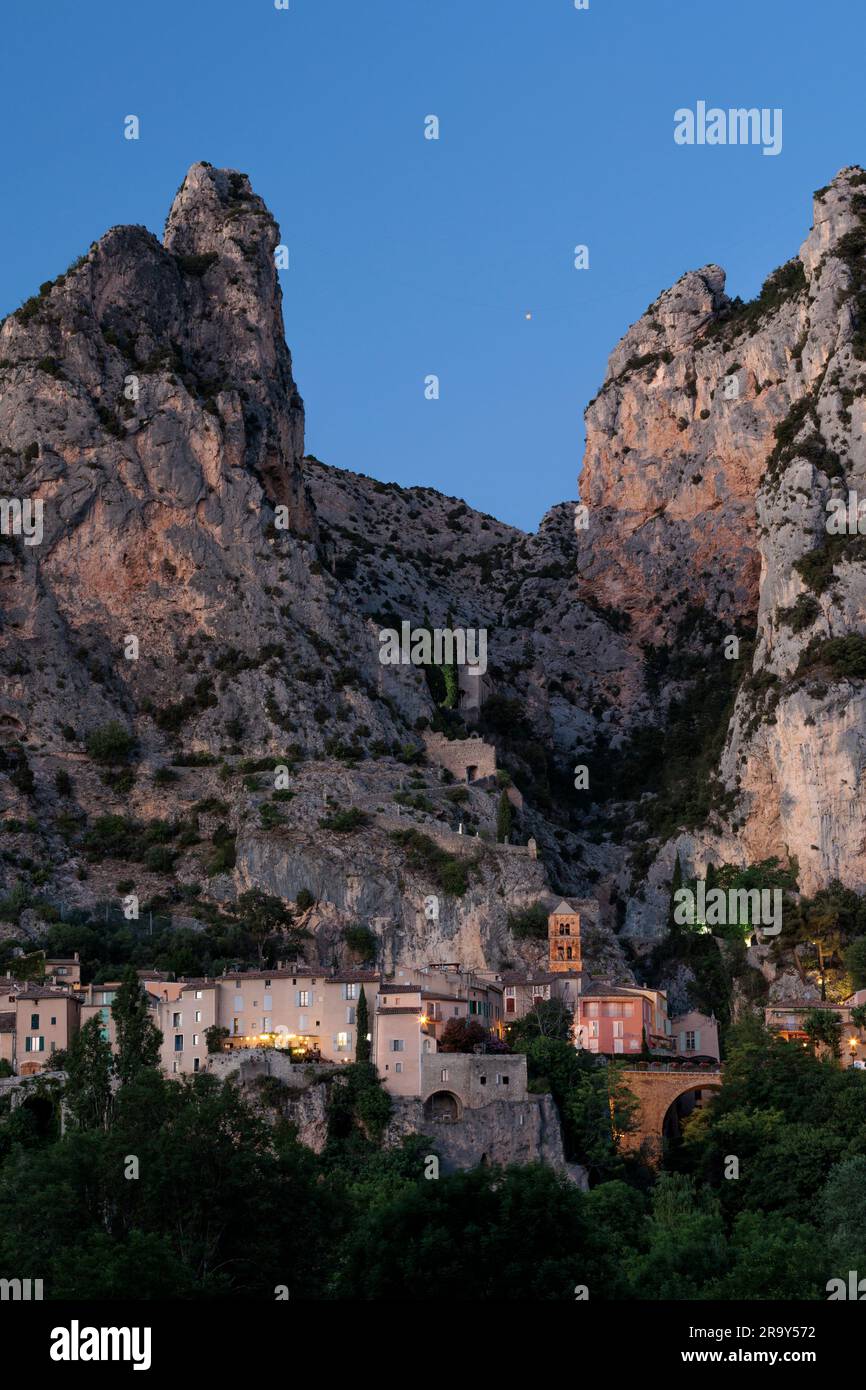 Dämmerung von Moustiers-Sainte-Marie Riez Digne-les-Bains Alpes-de-Haute-Provence Provence-Alpes-Cote d’Azur Frankreich Stockfoto