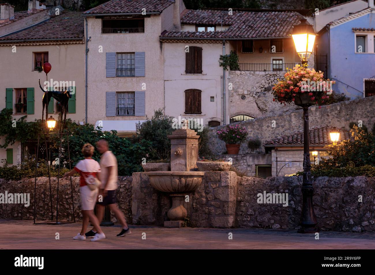 Straßenszene Moustiers-Sainte-Marie Digne-les-Bains Alpes-de-Haute-Provence Provence-Alpes-Cote d'Azur Frankreich in der Abenddämmerung Stockfoto