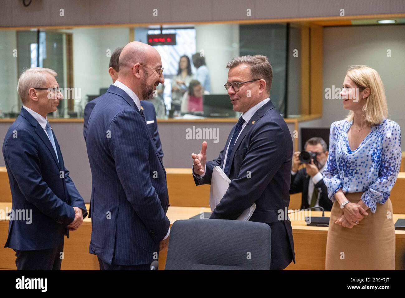 BRÜSSEL - Präsident der Europäischen Kommission Charles Michel und Ministerpräsident Finnlands Petteri Orpo anlässlich eines europäischen Gipfels der Staats- und Regierungschefs der EU-Länder, um den russischen Aggressionskrieg gegen die Ukraine und die Fortsetzung der EU-Hilfe für das Land zu erörtern. Darüber hinaus wurden Wirtschaft, Sicherheit, Verteidigung, Migration und Außenbeziehungen erörtert. ANP JONAS ROOSENS niederlande raus - belgien raus Stockfoto