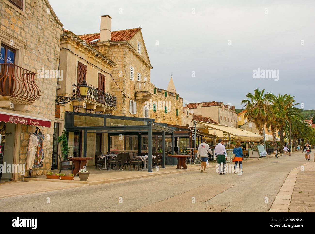 Supetar, Kroatien - Mai 13. 2023. Die Uferpromenade von Supetar auf Brac Island in Kroatien Stockfoto