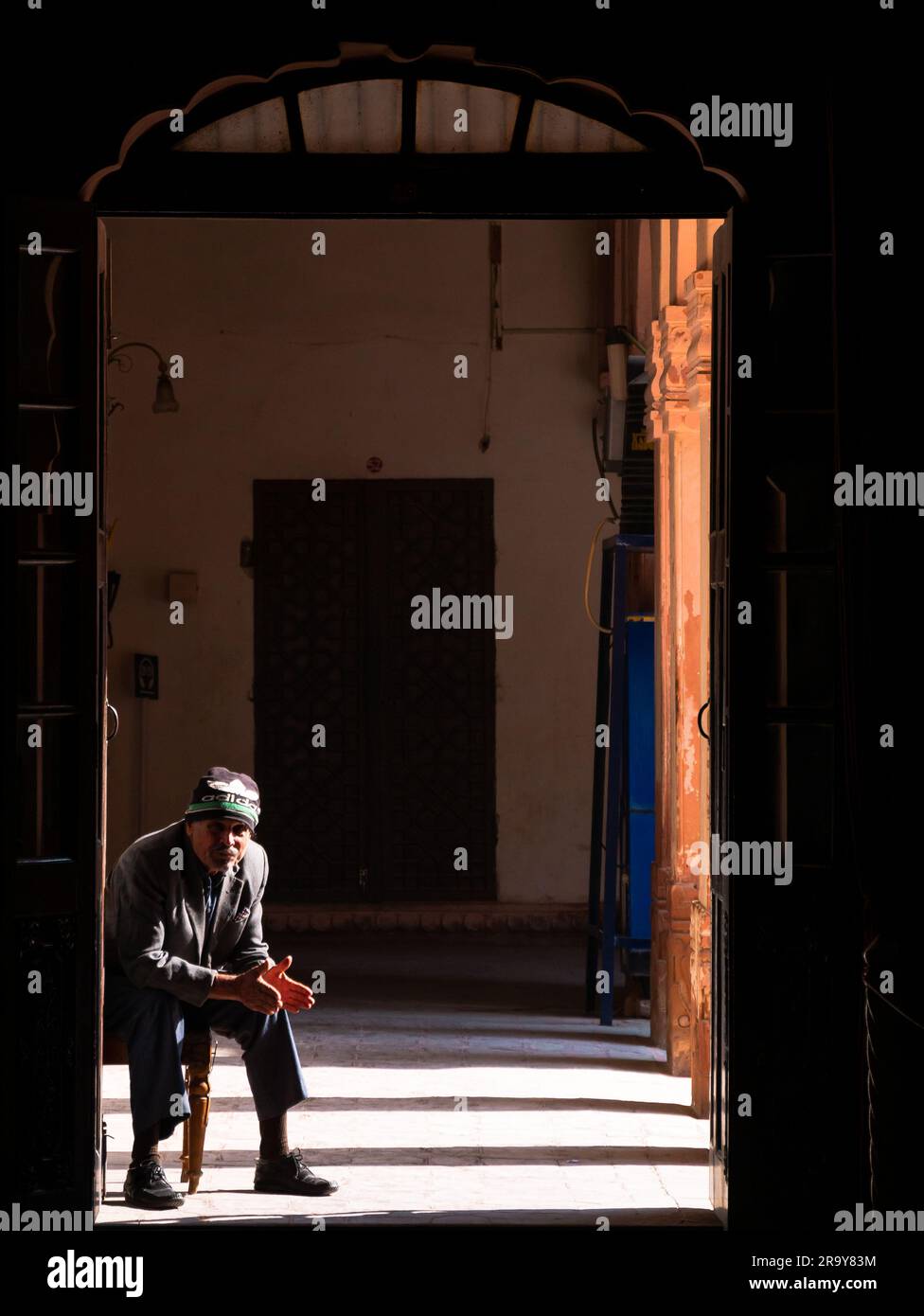 Jodhpur, Indien - 24. Dezember 2022: Porträt eines nicht identifizierten alten Wachmanns in einem der besuchten Paläste in Rajasthan Stockfoto