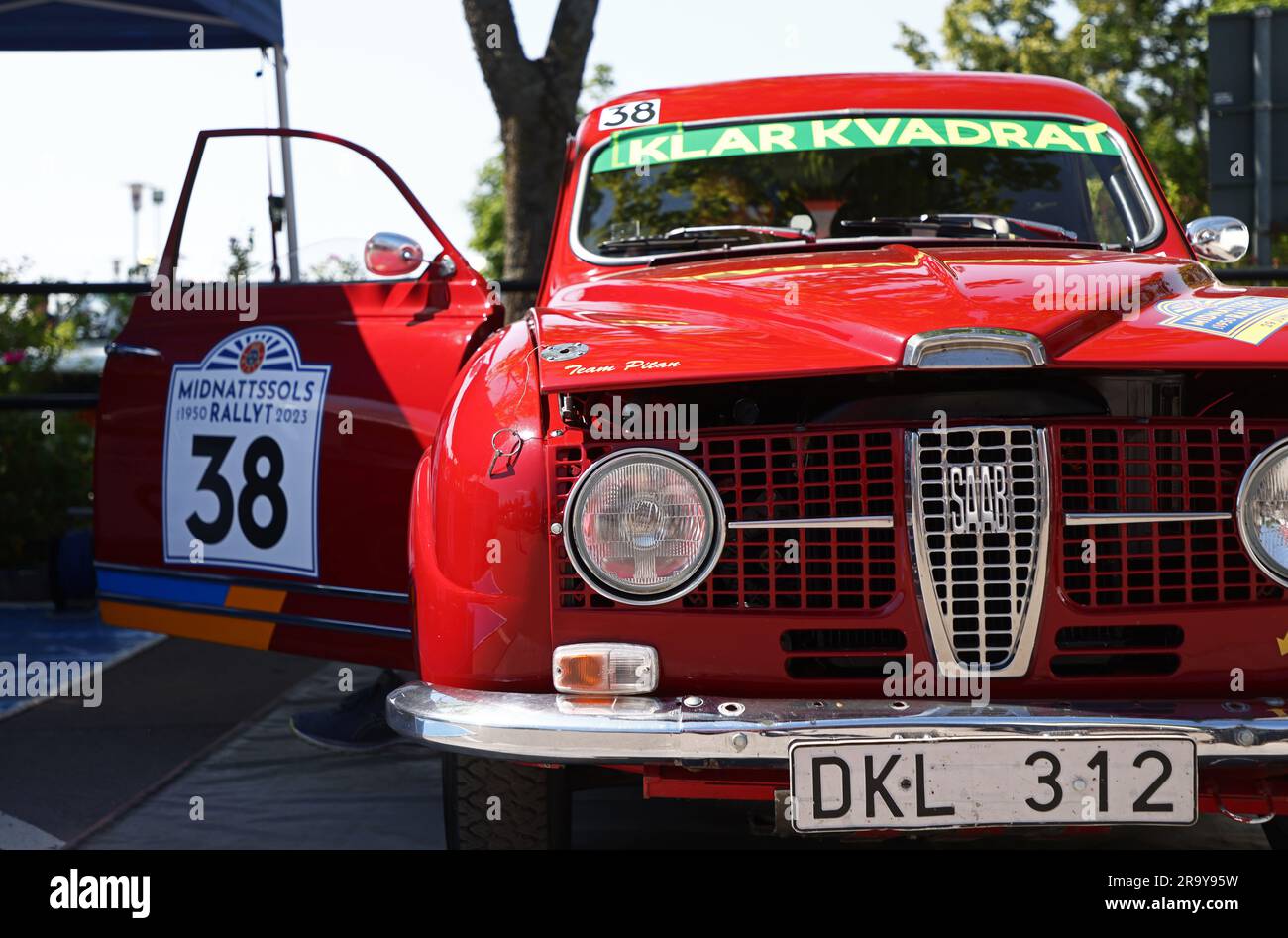 Old Saab während der KAK Midnattssolsrallyt (in englischer Sprache MitternachtssonnenRallyt