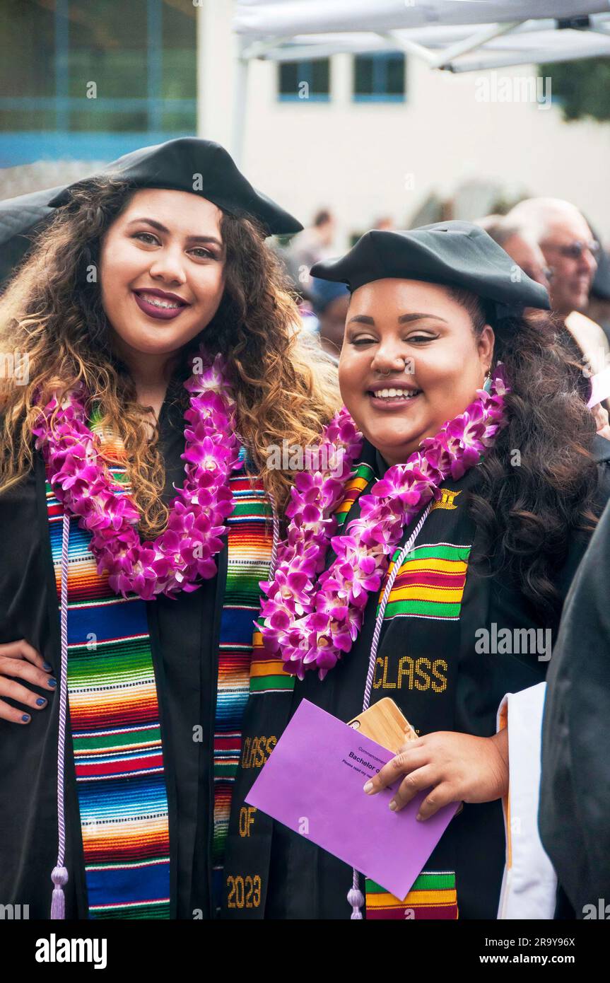 Oakland, Kalifornien, USA - 06. Juni 2023: Glückliche afroamerikanische Hochschulabsolventen lächeln bei der Abschlusszeremonie. Stockfoto