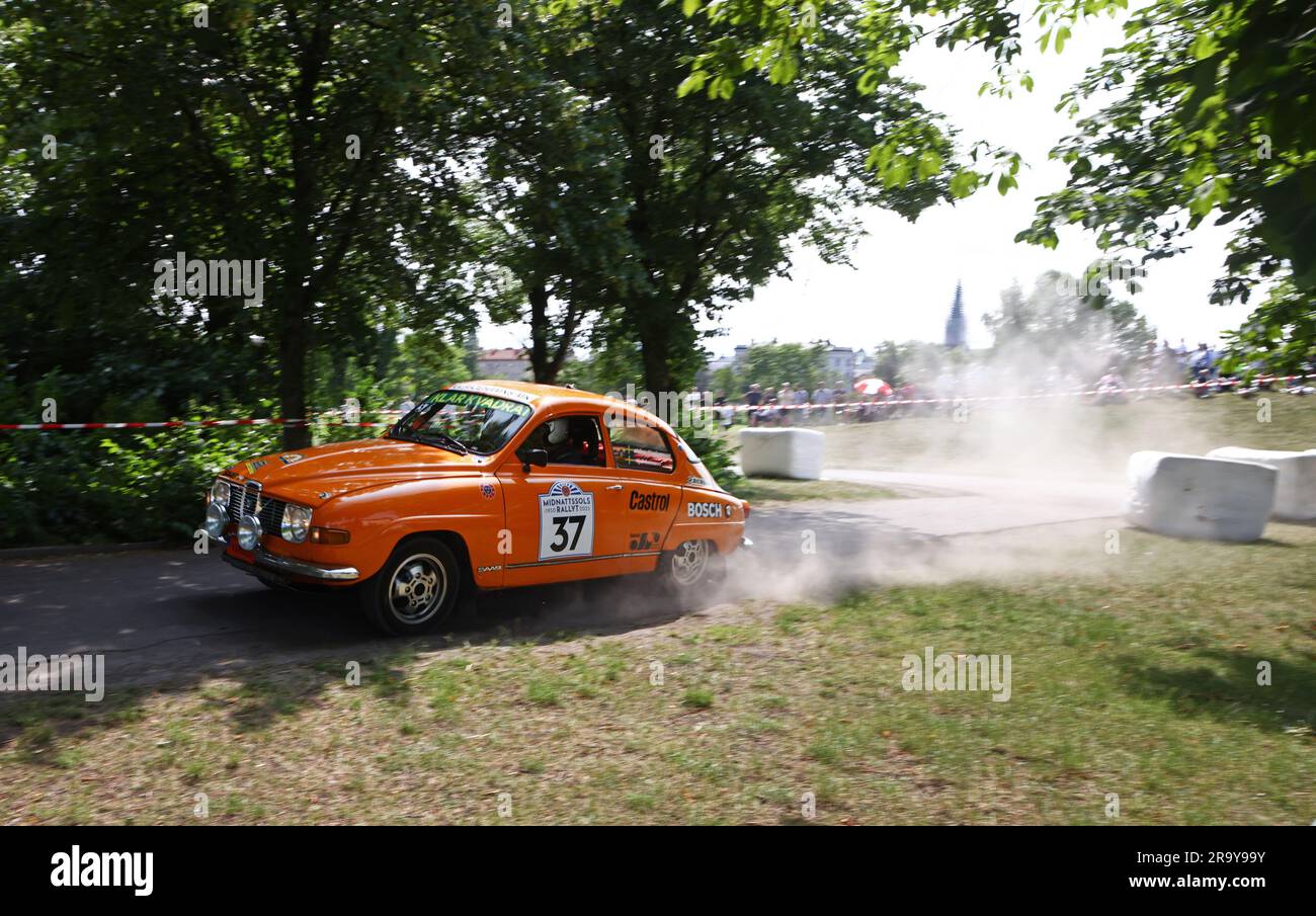 No 37 Johny Abrahamsson, Ulricehamns MK, Saab V4, während der KAK Midnattssolsrallyt (in englischer Sprache: Mitternachtssonnenkonferenz) in Linköping, Schweden, am Donnerstag. Der Rallye-Wettbewerb ist einer der größten historischen Rallye-Wettbewerbe Nordeuropas. 120 Teilnehmer nehmen an der Rallye Teil, die von Donnerstag bis Samstag auf den Straßen von Finspång, Kisa und Motala stattfindet. Stockfoto
