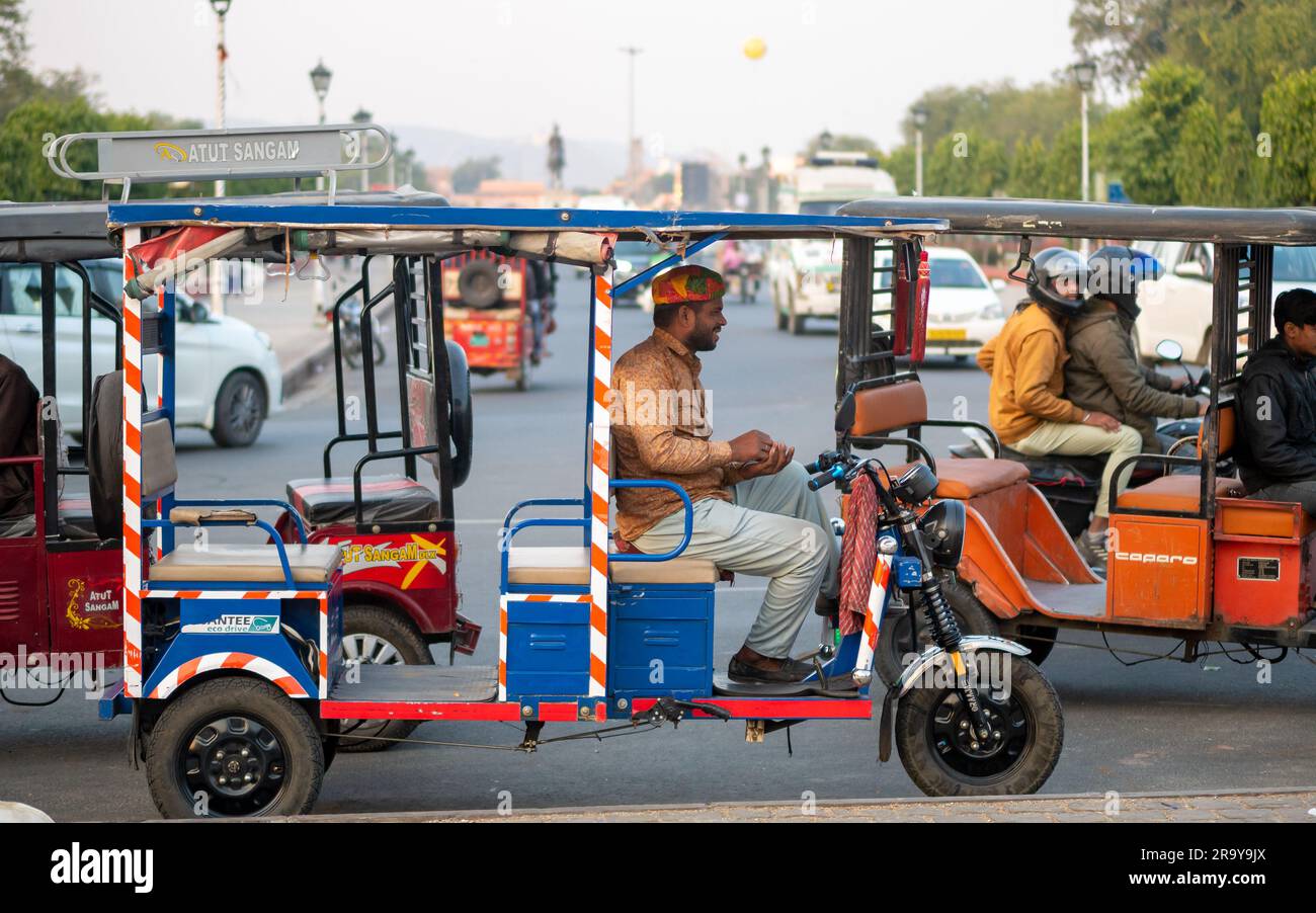 Jaipur, Indien - 20. Dezember 2022: Tuk Tuk die am häufigsten verkehrenden Verkehrsmittel von Jaipur sind eine sehr bequeme und preiswerte Art, die Stadt zu erkunden. Stockfoto