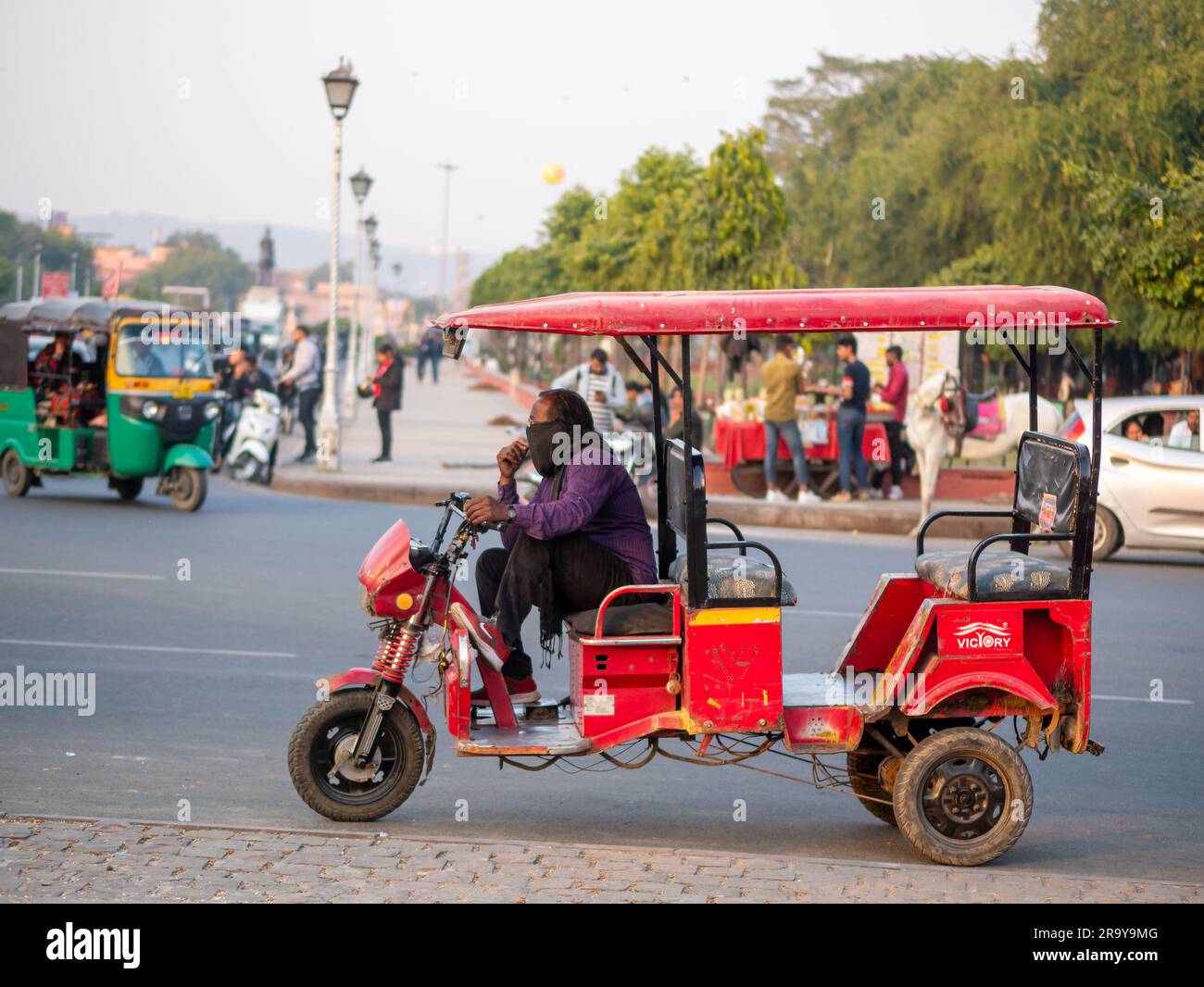 Jaipur, Indien - 20. Dezember 2022: Tuk Tuk die am häufigsten verkehrenden Verkehrsmittel von Jaipur sind eine sehr bequeme und preiswerte Art, die Stadt zu erkunden. Stockfoto