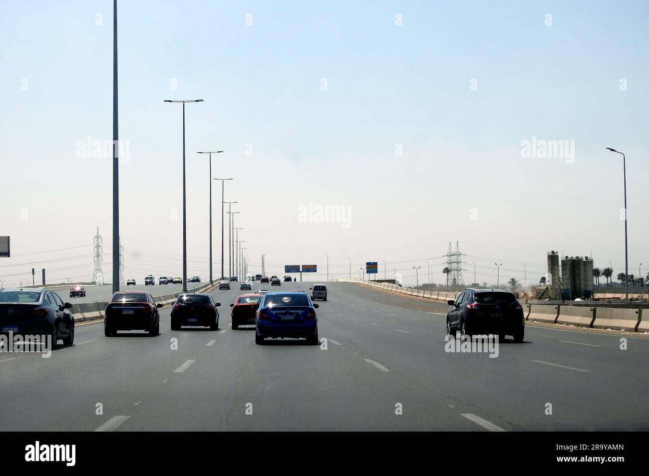 Gizeh, Ägypten, Juni 23 2023: Das Projekt zur Entwicklung von Korridorstraßen umfasst Ausbau und Modernisierung in der Ferne des Corri-Schnittpunkts Stockfoto