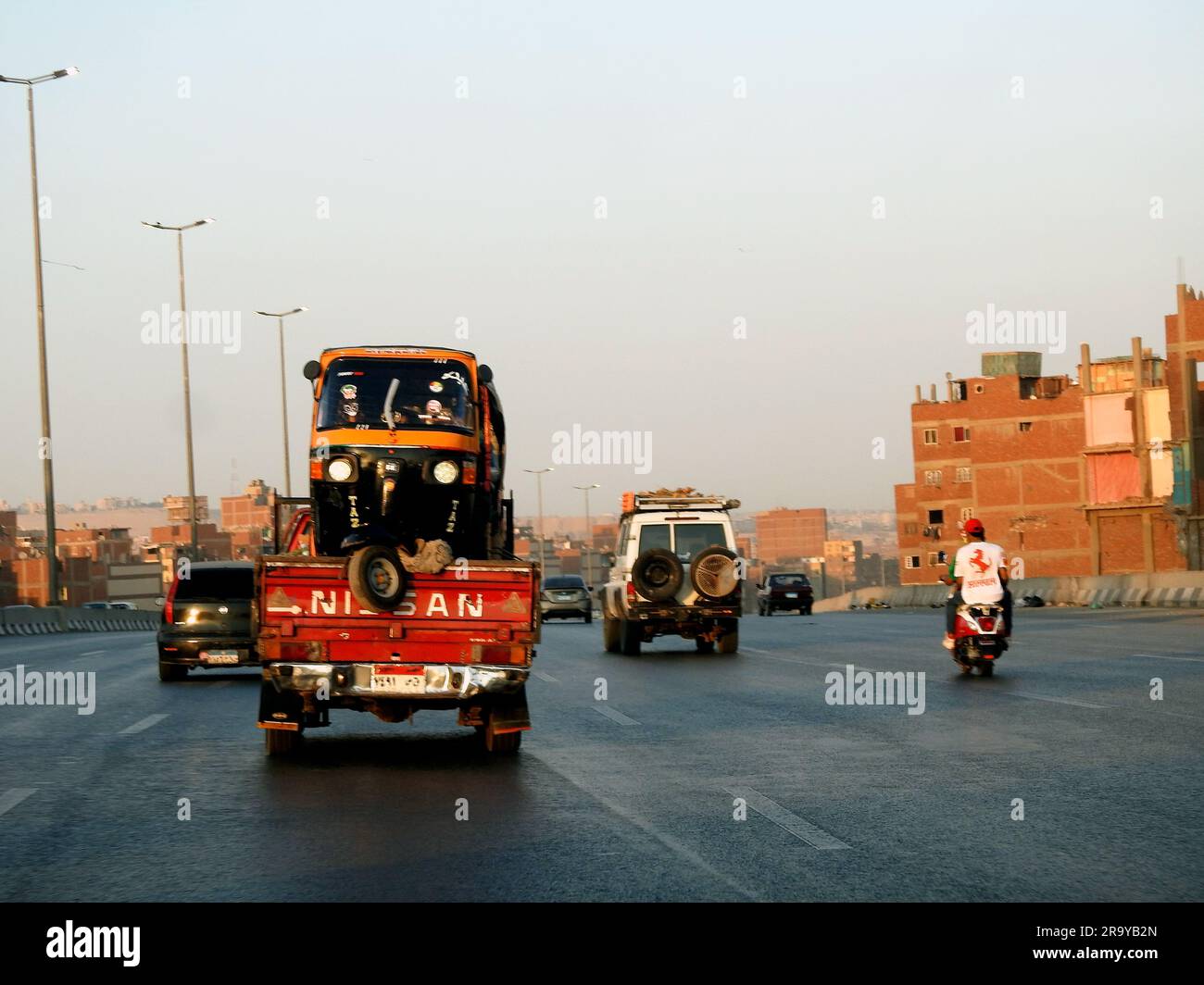 Kairo, Ägypten, Juni 23 2023: Moving Auto Rikscha, Baby Taxi, Mototaxi, Taube, Jonnybee, bajaj, chand gari, Lapa, Tuk-Tuk, tum-tum, Keke-Napp, Maruwa Stockfoto