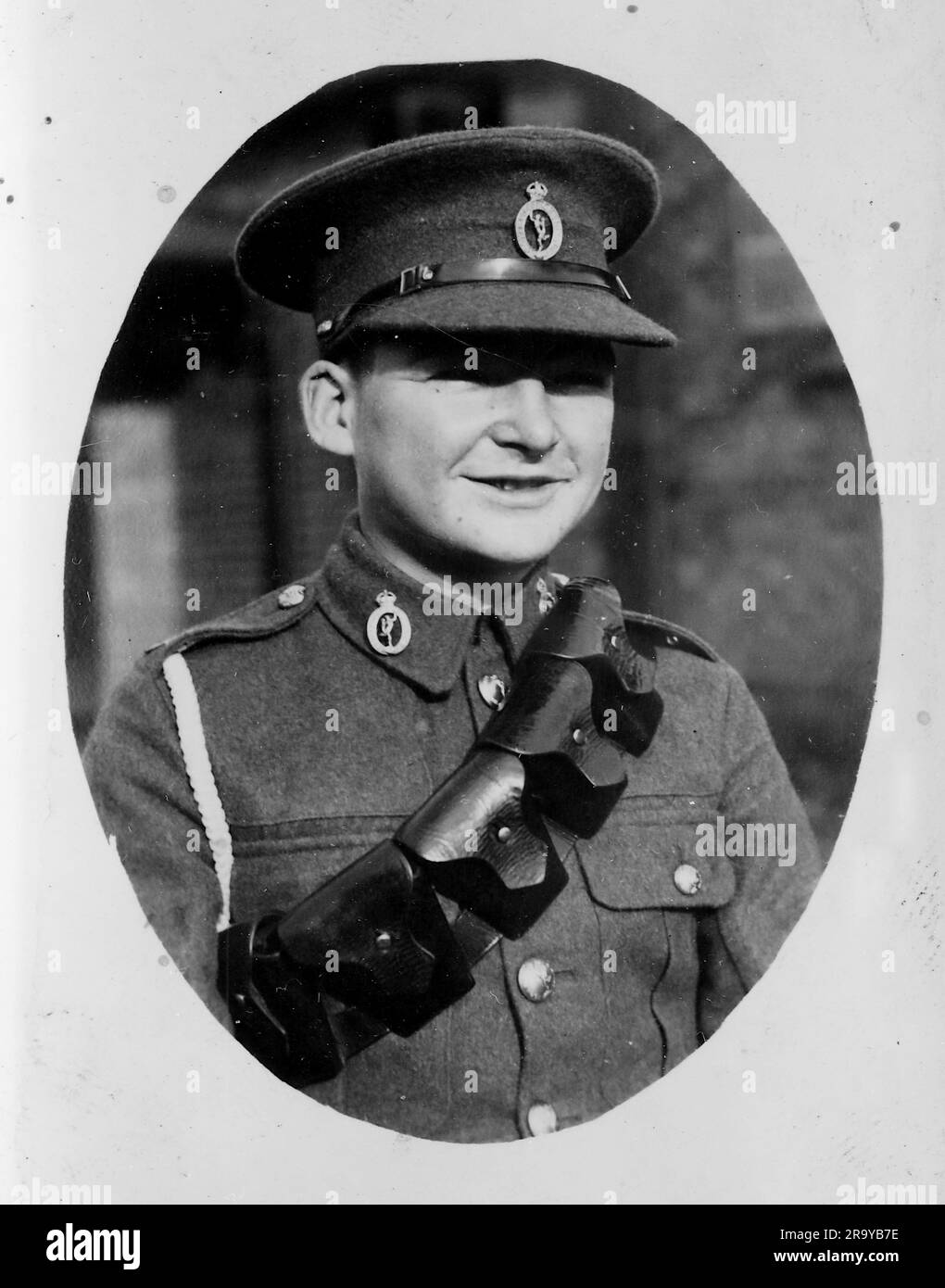 Kopf-Schulter-Porträt eines britischen Soldaten in Uniform, wahrscheinlich aus der Zeit des Ersten Weltkriegs. Dies ist ein Foto aus einem Album, das hauptsächlich Schnappschüsse enthält. Stockfoto