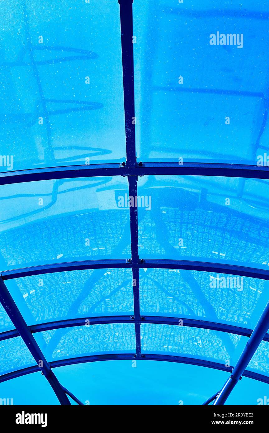 Transparentes, geschwungenes Vordach am blauen Himmel Stockfoto