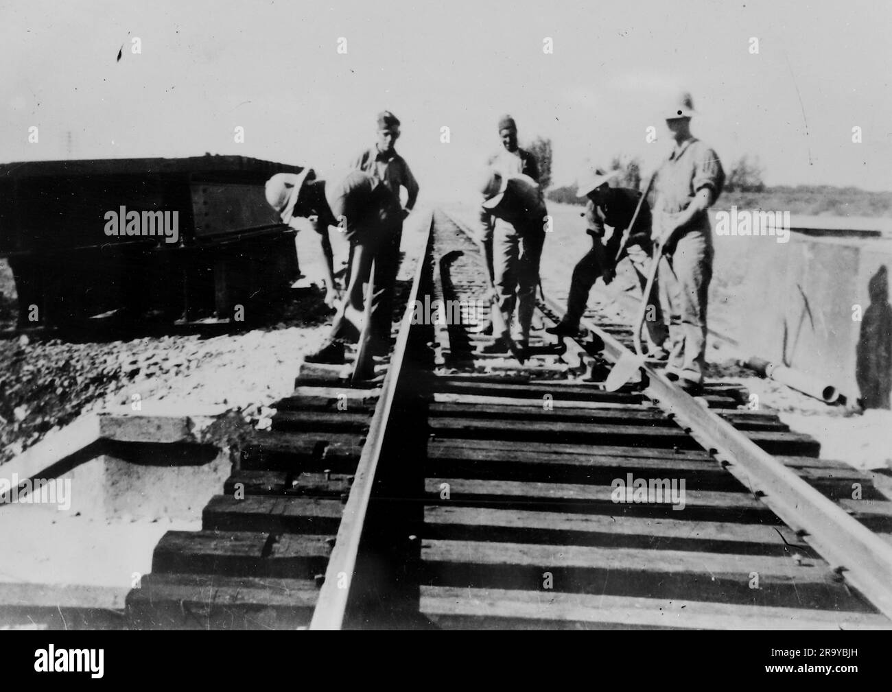 Soldaten, die nach einer Entgleisung durch Landminen auf einer Bahnstrecke arbeiten. Dieses Foto stammt aus einem Fotoalbum mit hauptsächlich Schnappschüssen, c1937, während der Besetzung Palästinas durch die britische Armee. Zwischen 1920 und 1948 verwaltete Großbritannien Palästina im Namen des Völkerbundes, ein Zeitraum, der als "britisches Mandat" bezeichnet wird. Stockfoto