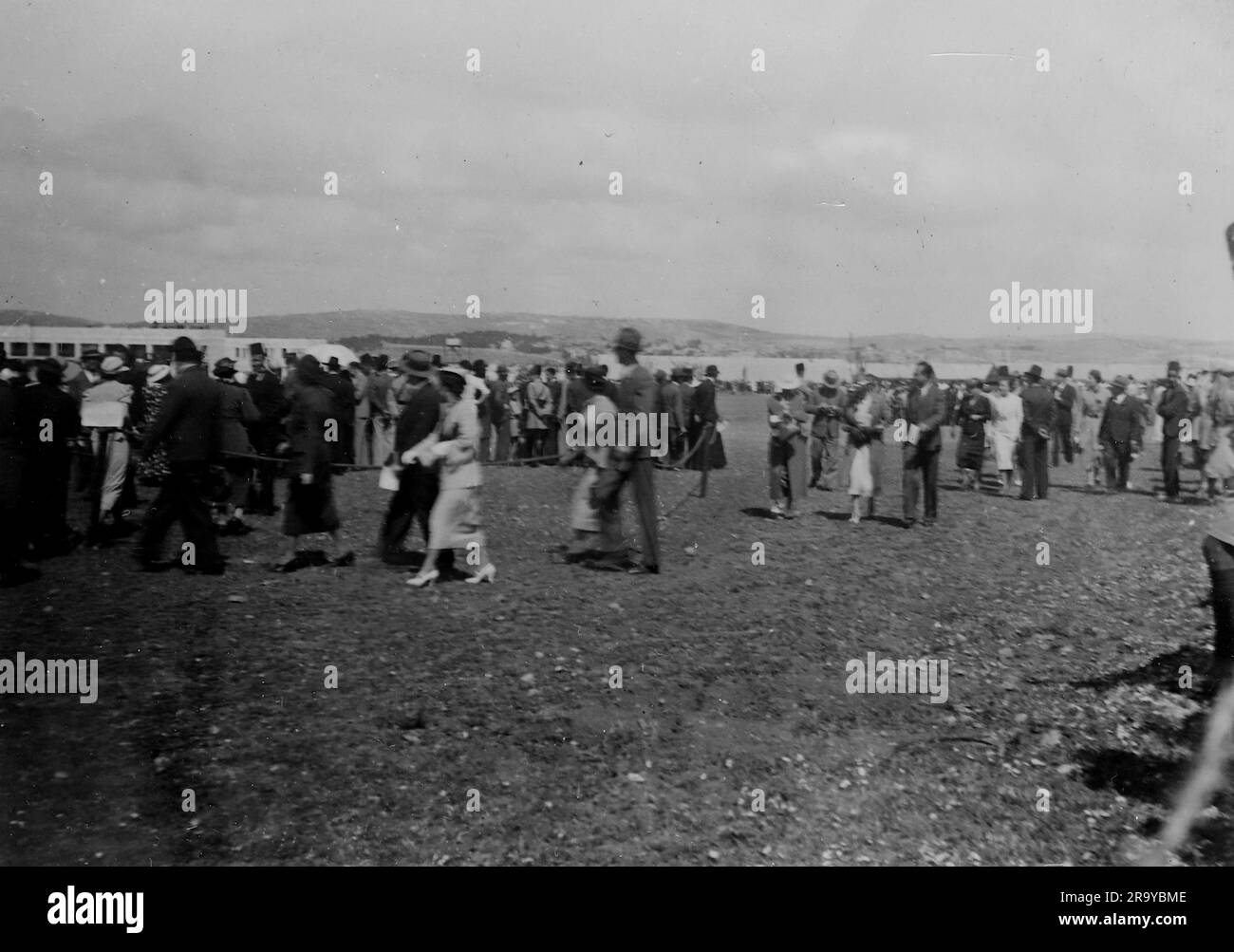 Zivilisten bei einem unbekannten Ereignis auf einem großen Feld, Palästina. Dieses Foto stammt aus einem Fotoalbum mit hauptsächlich Schnappschüssen, c1937, während der Besetzung Palästinas durch die britische Armee. Zwischen 1920 und 1948 verwaltete Großbritannien Palästina im Namen des Völkerbundes, ein Zeitraum, der als "britisches Mandat" bezeichnet wird. Stockfoto