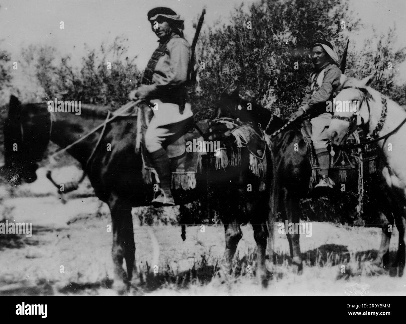 Ein Araber auf dem Pferderücken, Teil einer Gruppe, die als „Briganden“ bezeichnet wird (Mitglied einer Bande, die Menschen in Wäldern und Bergen überfallen und überfallen). Dieses Foto stammt aus einem Fotoalbum mit hauptsächlich Schnappschüssen, c1937, während der Besetzung Palästinas durch die britische Armee. Zwischen 1920 und 1948 verwaltete Großbritannien Palästina im Namen des Völkerbundes, ein Zeitraum, der als "britisches Mandat" bezeichnet wird. Stockfoto