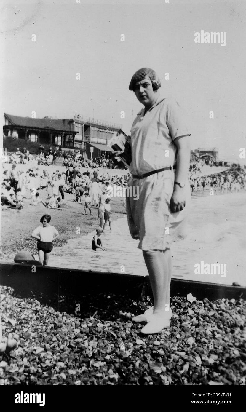 Eine Dame in Strandbekleidung am Strand, höchstwahrscheinlich Clacton. Foto aus einem Familienalbum mit Schnappschüssen, die in den 1920er Jahren hauptsächlich im Vereinigten Königreich aufgenommen wurden. Die Familie lebte in Witley, Surrey, und hatte Verbindungen zum Militär. Stockfoto