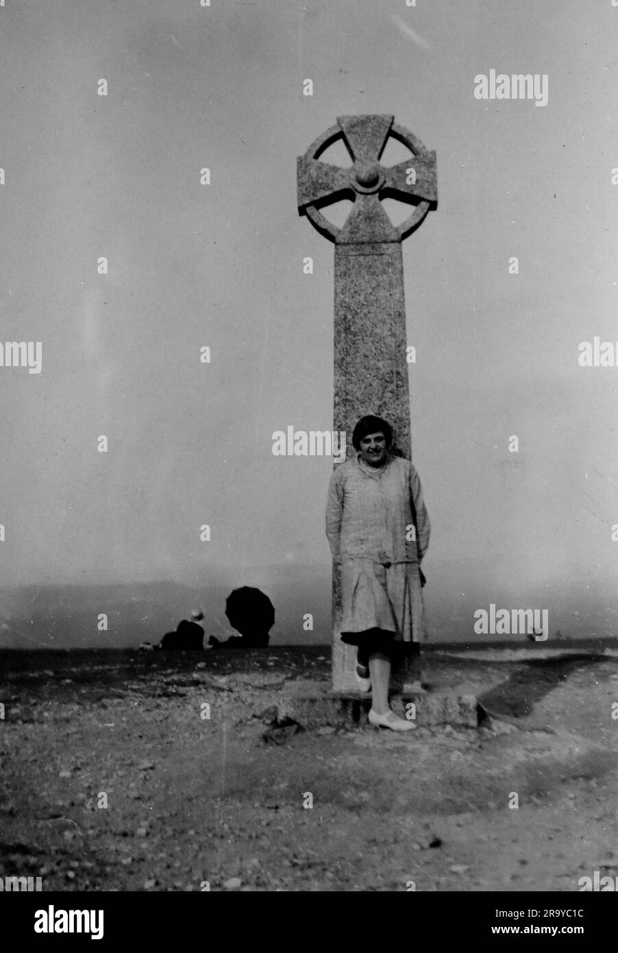 Eine Dame, die vor einem großen keltischen Denkmal steht, vermutlich das Gibbet-Kreuz, in Hindhead, Surrey. Foto aus einem Familienalbum mit Bildern, die hauptsächlich im Vereinigten Königreich aufgenommen wurden, um 1929. Die Familie lebte in Witley, Surrey, und hatte Verbindungen zum Militär. Stockfoto