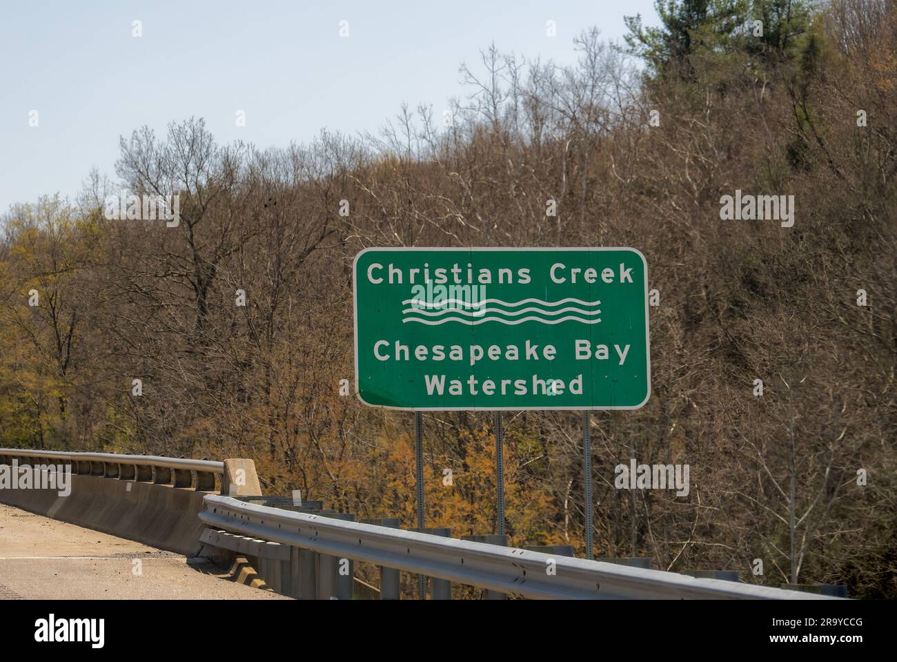 Unterschreiben Sie für Christians Creek, wenn er die I 64 in Staunton, Virginia überquert. Christians Creek ist ein Nebenfluss des Middle River und Teil des Chesapeake Stockfoto