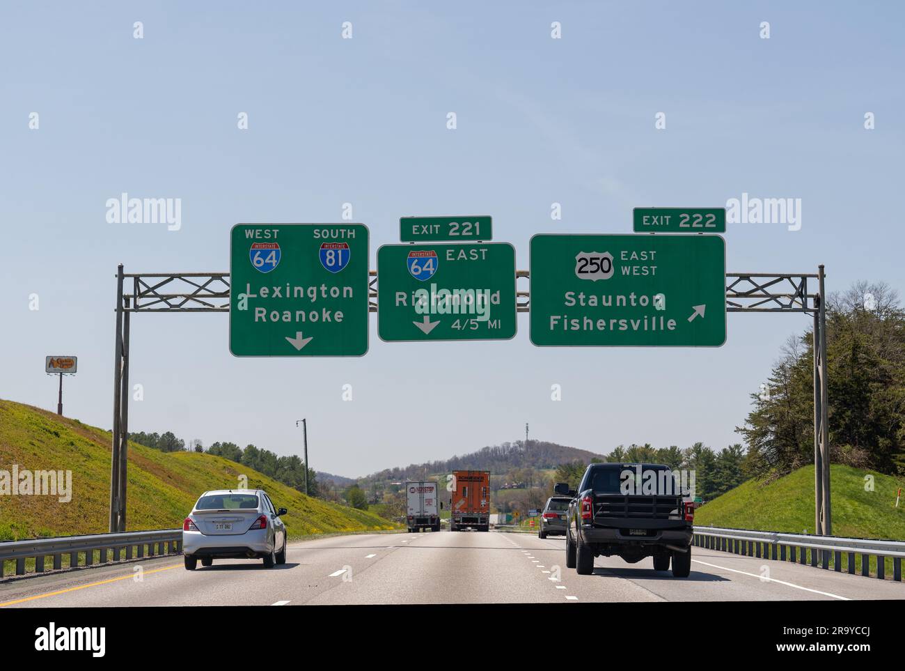 Staunton, VA - 20. April 2022: Interstate 81 in Richtung Lexington und Roanoke und Wegweiser zur Abfahrt 221 East Interstate 64 East nach Richmond, Abfahrt 222 für US Stockfoto