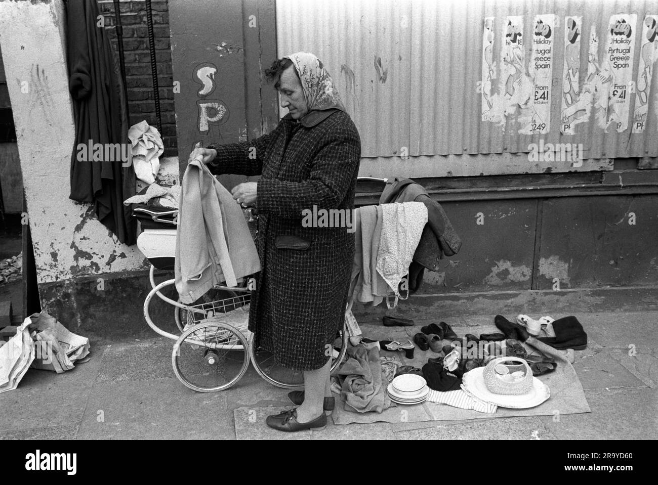 Arbeitslos, Armut London 1970er UK. Eine arbeitslose Frau verkauft alte Kleidung und Schrott von Kinderwagen, um ihr armes Leben zu vervollständigen. Whitechapel, London, England, ca. 1972. 70s HOMER SYKES. Stockfoto