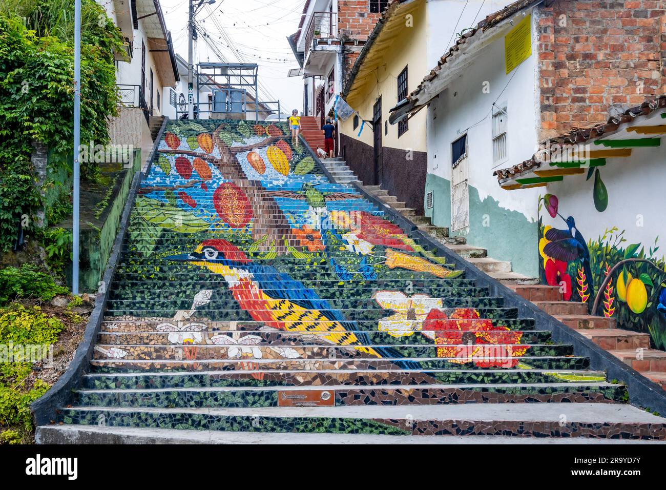 Farbenfrohes Mosaik auf den Stufen von San Vincente de Chucuri, das die reiche Fauna und Flora der Anden darstellt. Kolumbien, Südamerika. Stockfoto