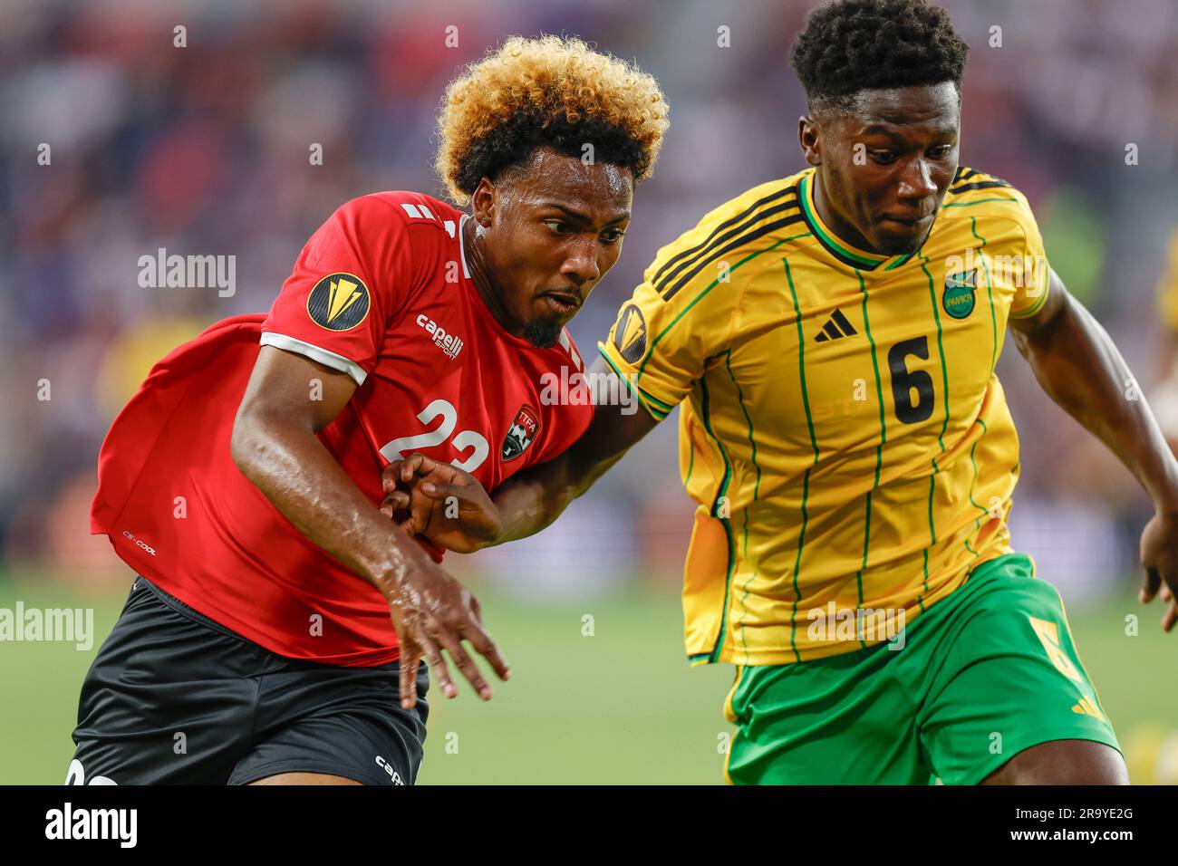 St. Louis, MO. USA: Der Mittelfeldspieler Molik Jesse Khan (23) aus Trinidad und Tobago drängt den Jamaika-Verteidiger Di'Shon Bernard (6), den Ball während einer zu drehen Stockfoto