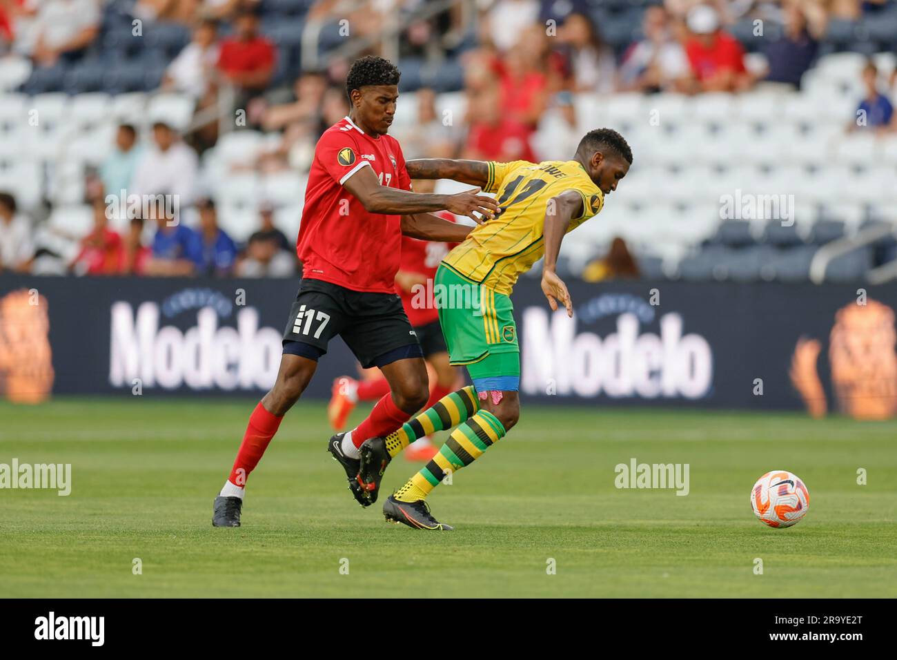 St. Louis, MO. USA: Trinidad und Tobago, Mittelfeldspieler Andre Rampersad (17), drängt Jamaika-Verteidiger Damion Lowe (17), während er versucht, den Ball du zu stehlen Stockfoto