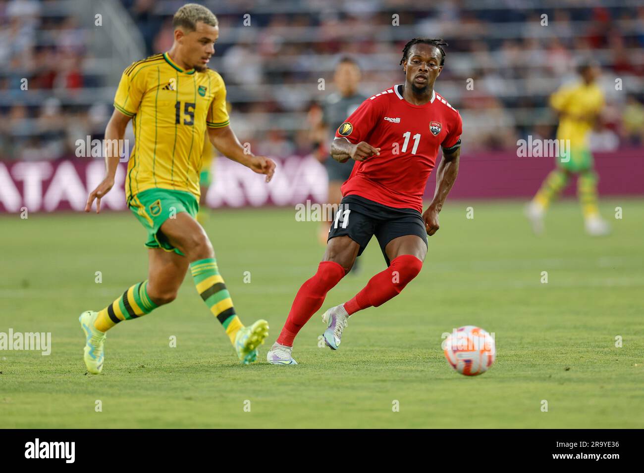 St. Louis, MO. USA; Jamaika-Mittelfeldspieler Joel Latibeaudiere (15) dribbelt über den Ball, während Trinidad und Tobago Forward Levi García (11) versucht, den zu stehlen Stockfoto