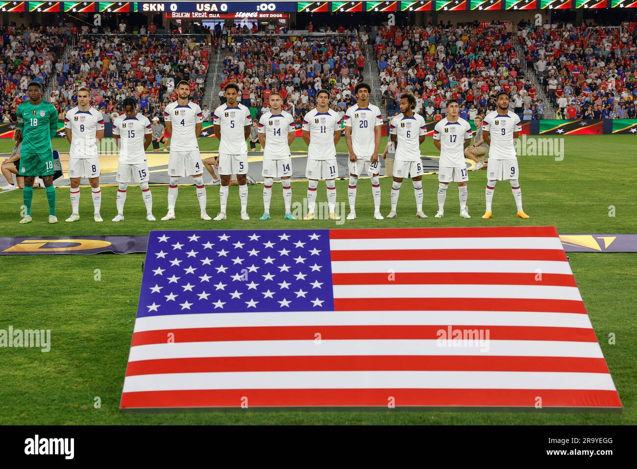 St. Louis, MO. USA: Team USA spielt beim Singen der Nationalhymne vor einem CONCACAF Gold Cup-Spiel gegen Saint Kitts und Nevis am Wedn Stockfoto