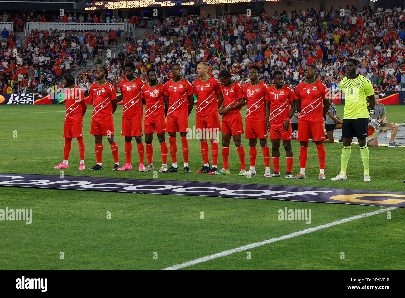 St. Louis, MO. USA; die Männer-Nationalmannschaft aus St. Kitts, die beim Gesang ihrer Nationalhymne standen, spielten im CONCACAF Gold Cup gegen die Uni Stockfoto