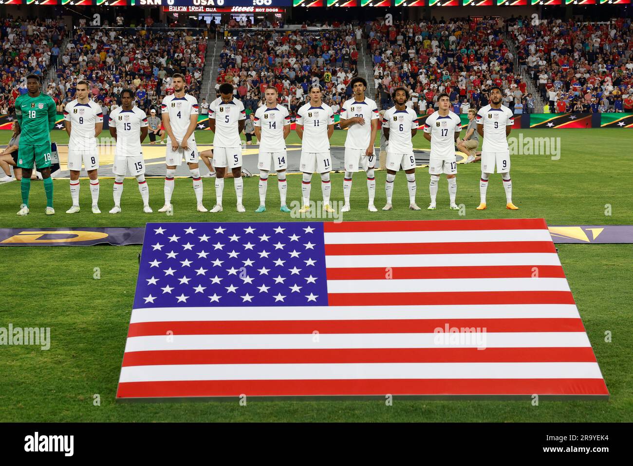 St. Louis, MO. USA: Team USA spielt beim Singen der Nationalhymne vor einem CONCACAF Gold Cup-Spiel gegen Saint Kitts und Nevis am Wedn Stockfoto