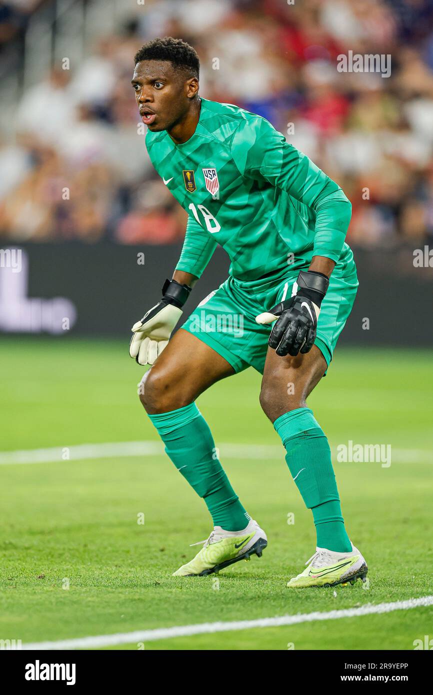 St. Louis, MO. USA; der US-Torwart Sean Johnson (18) bereitet sich auf den Torschuss während eines CONCACAF Gold Cup-Spiels gegen Saint Kitts und N vor Stockfoto