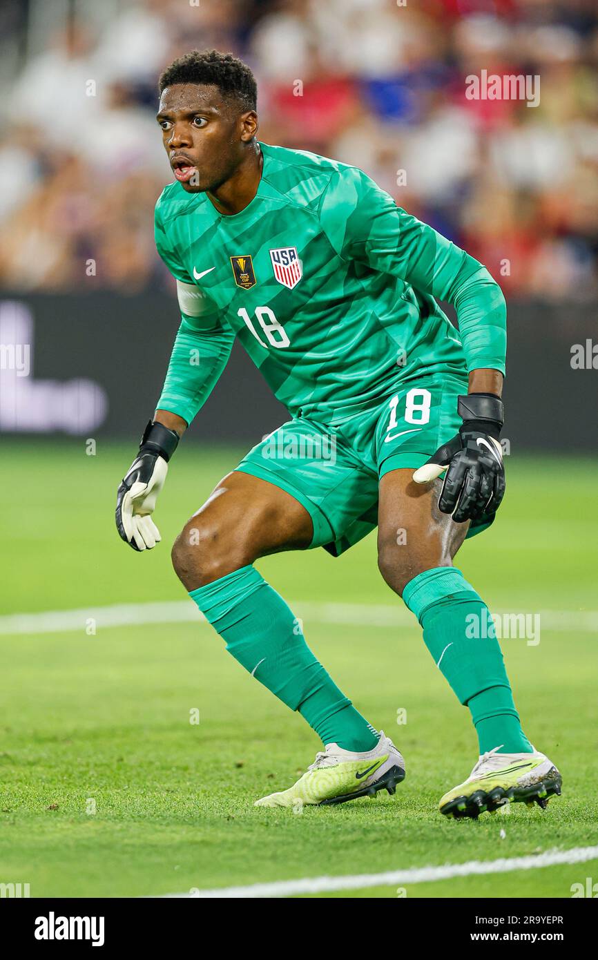 St. Louis, MO. USA; der US-Torwart Sean Johnson (18) bereitet sich auf den Torschuss während eines CONCACAF Gold Cup-Spiels gegen Saint Kitts und N vor Stockfoto