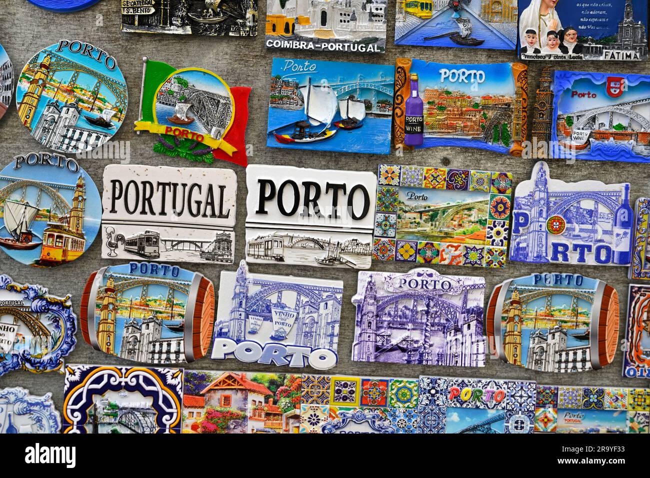 Touristensouvenir mit bunten Keramikfliesen für Portugal, Porto zum Verkauf, Ausstellung mehrerer Artikel Stockfoto