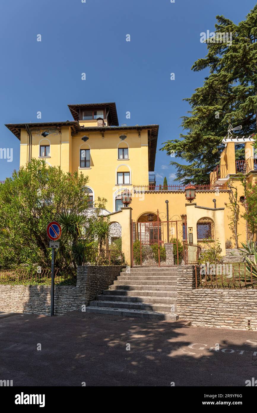 Die malerische gelbe Villa in Sirmione war die Heimat des berühmten Opernstars Maria Callas und ihres Mannes. Sirmione, Gardasee, Italien, Europa Stockfoto
